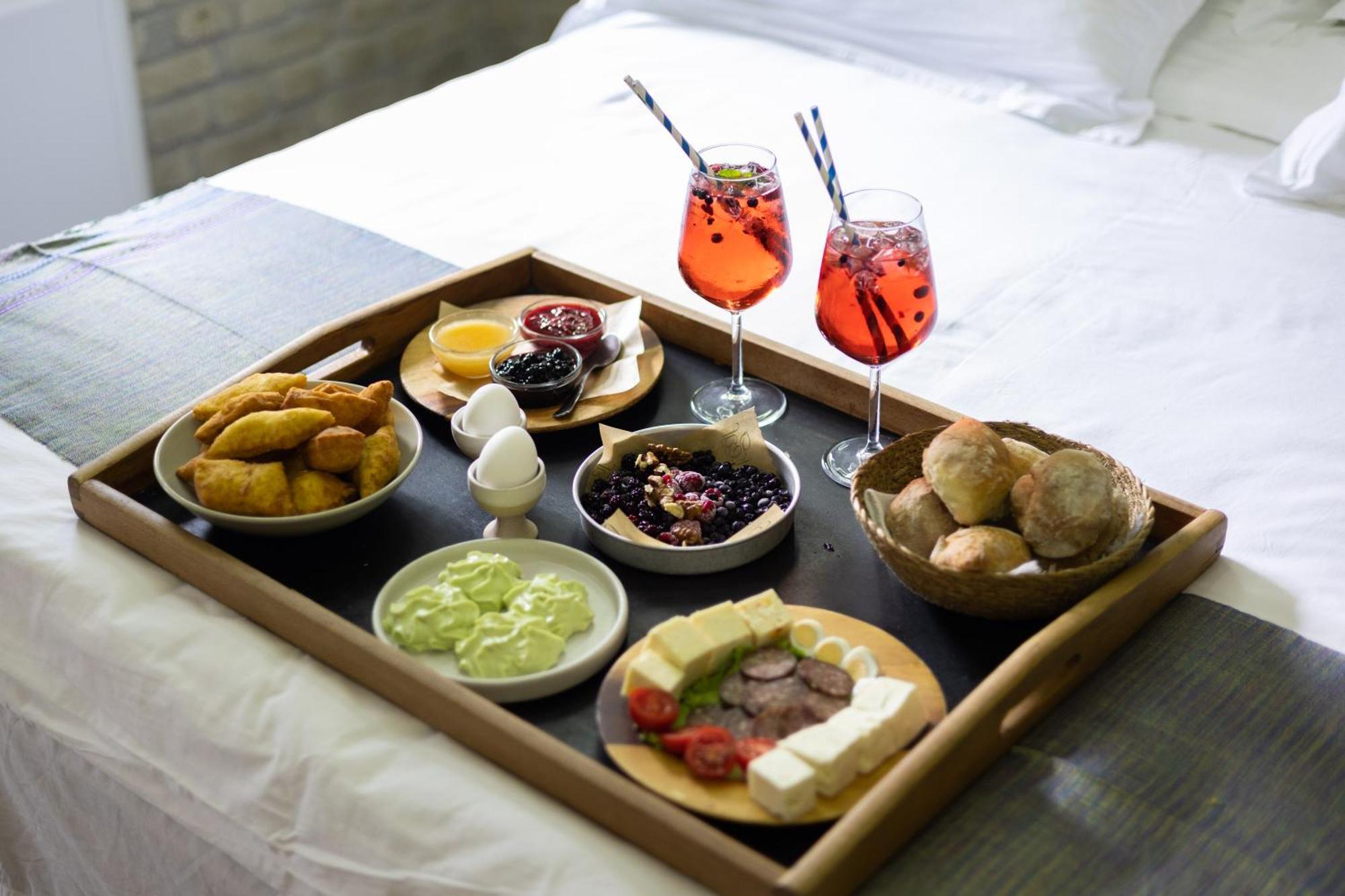 Hotel Kazerma E Cerenit Surrel